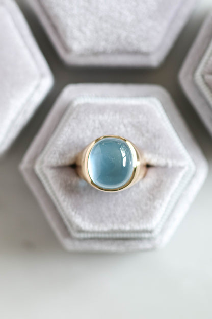 18k Yellow Gold Blue Topaz Cabochon Ring